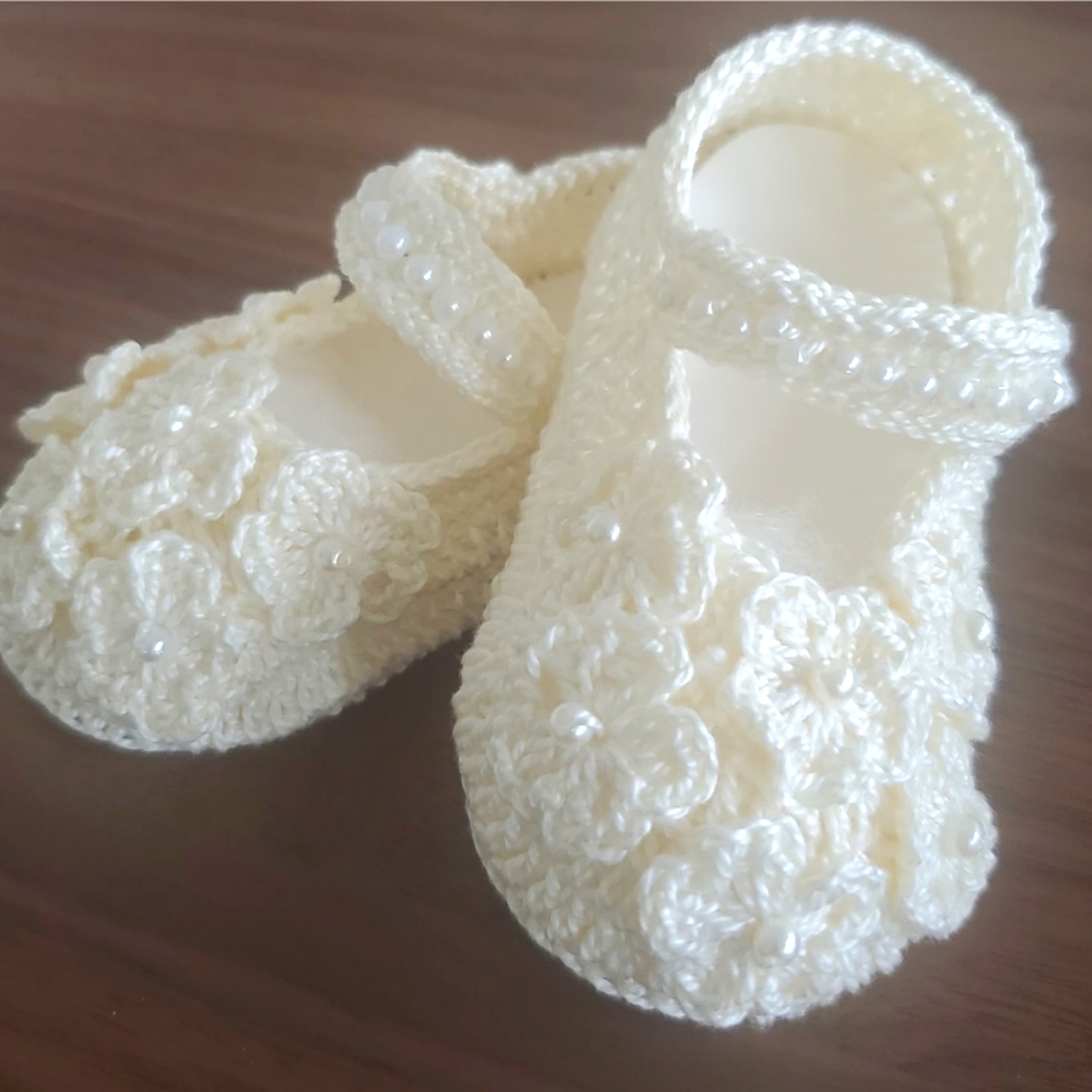 The cutest booties!Newborn Baby girls shoes handmade crochet. Gift ide 0-3m